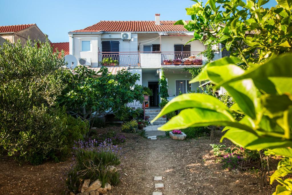 Garden Apartments Komiža Екстериор снимка