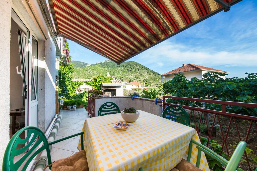 Garden Apartments Komiža Екстериор снимка