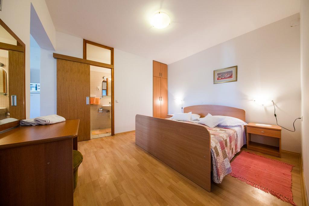Garden Apartments Komiža Екстериор снимка